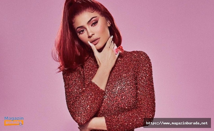 Kylie Jenner Yine Gündem Oldu: Doğumda Bile Elinden Düşürmemiş