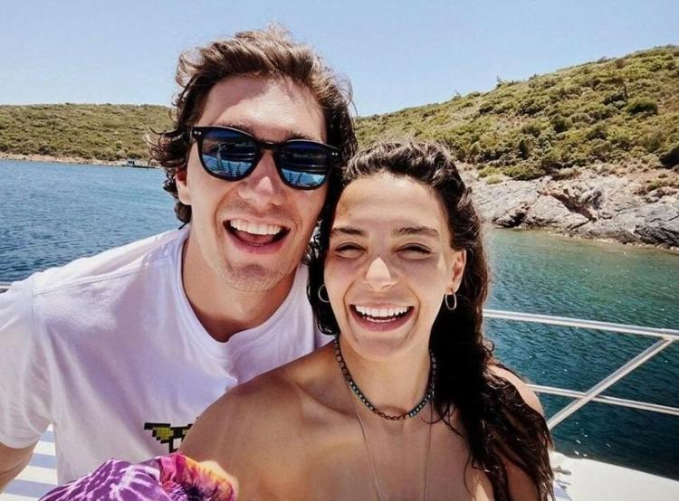 Cedi Osman, galibiyeti eşi Ebru Şahin’le kutladı!