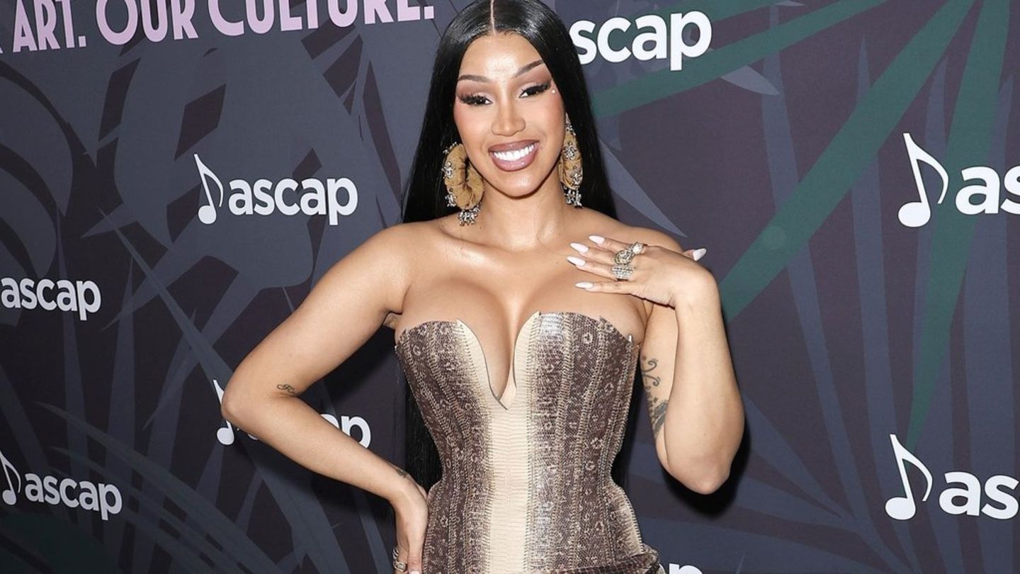 Cardi B sokağa tezgah açıp albümünü sattı!