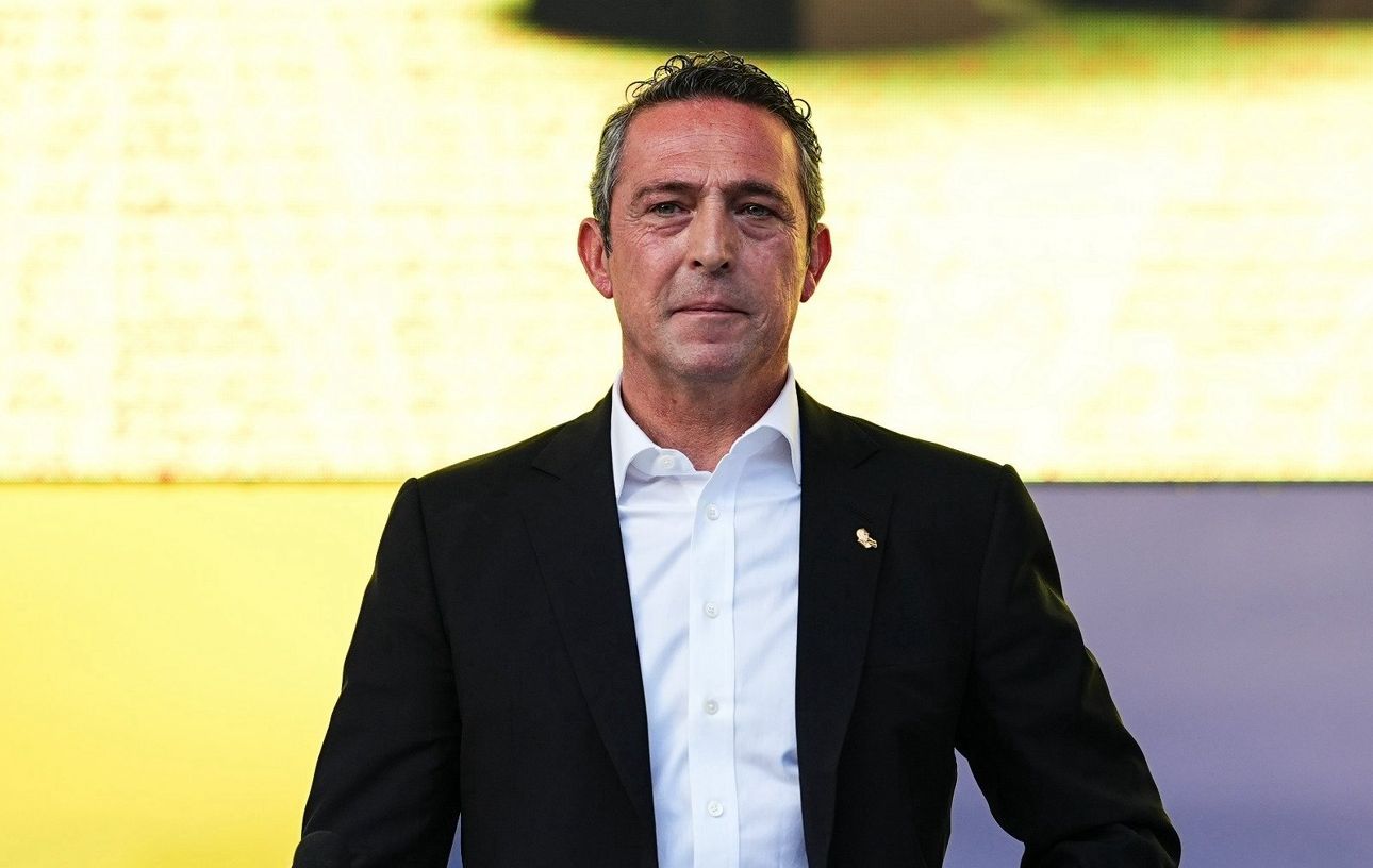 Ali Koç konuşma yaptığı sırada sahnede yere düştü!