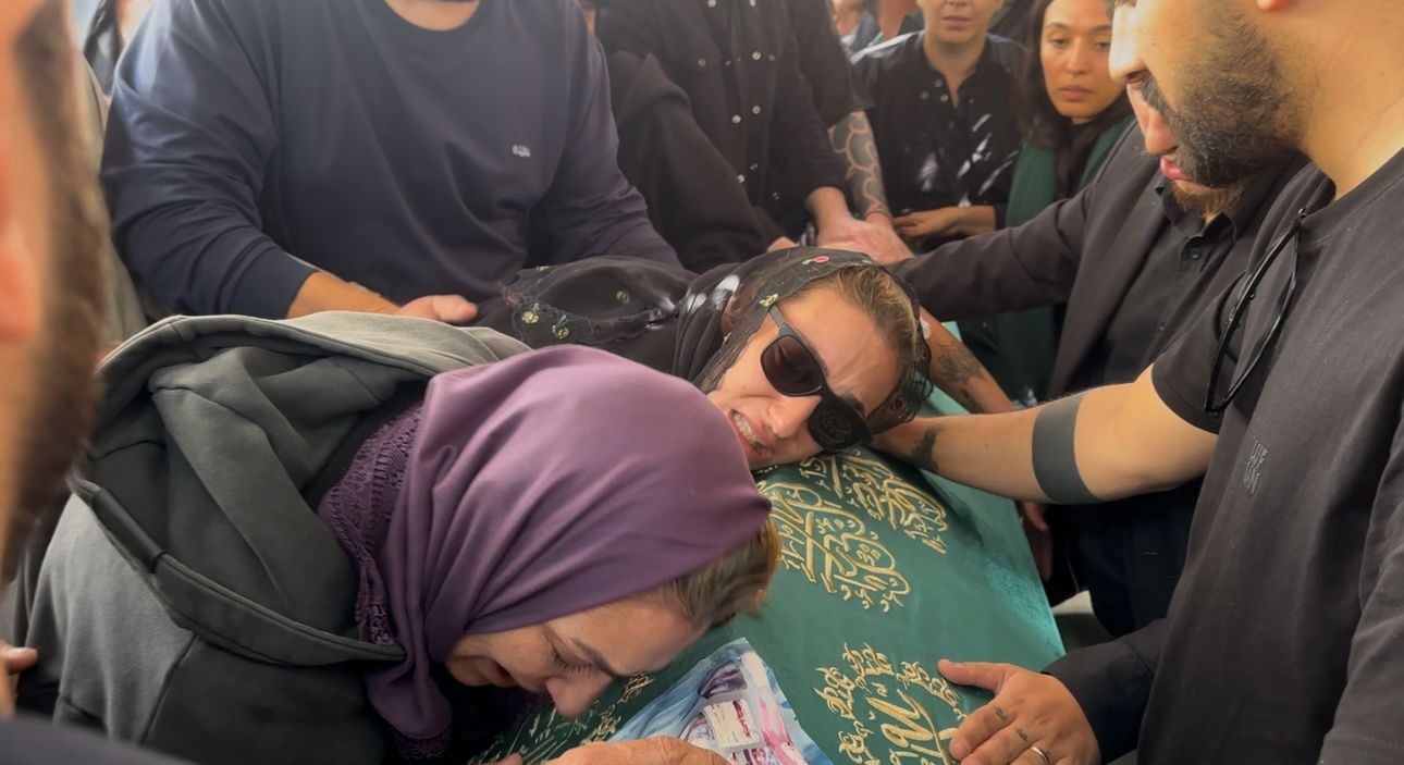 Güllü’nün kızı Tuyan Ülkem annesinin tabutuna sarılıp “Anne konuş!” diye feryat etti!