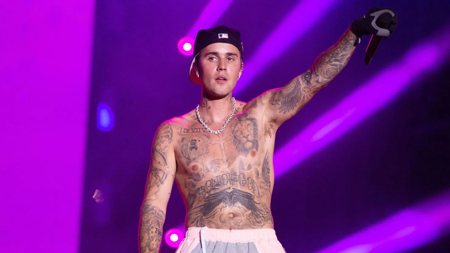 Justin Bieber, iç çamaşırıyla scooter sürdü!