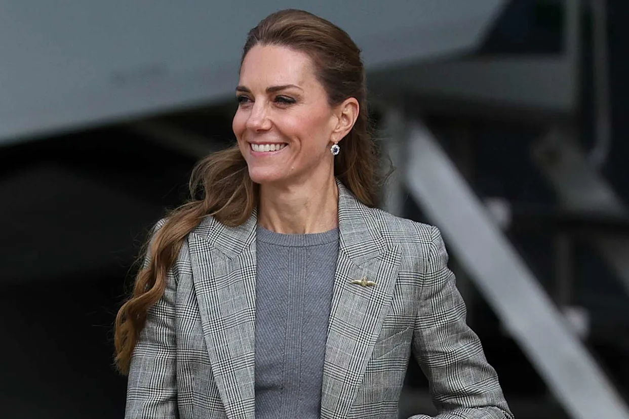 Kate Middleton’ın ince topuklu merdiven şovu sosyal medyayı salladı!