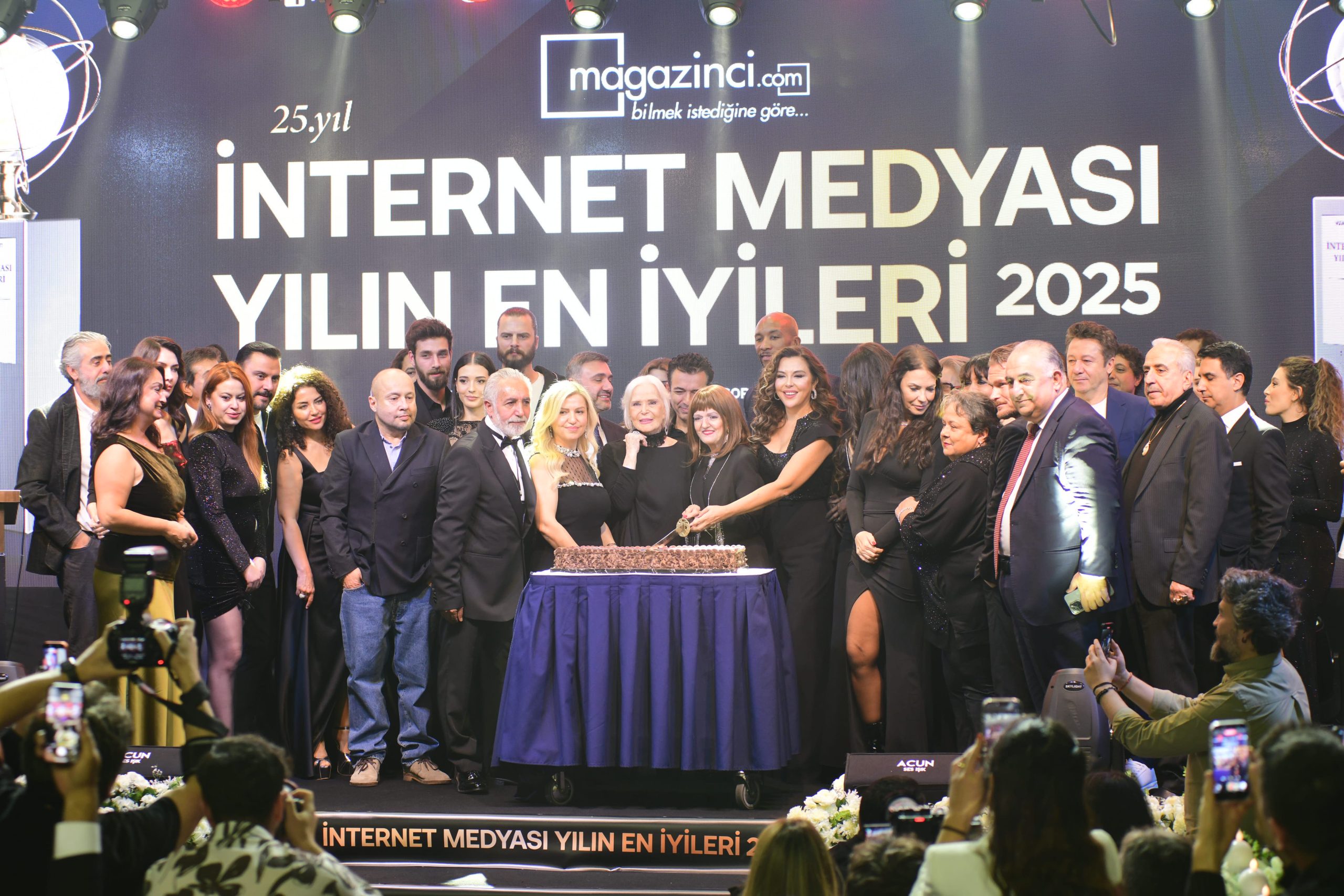 Ünlüler akın etti: 25. Yıl İnternet Medyası Ödülleri sahiplerini buldu!