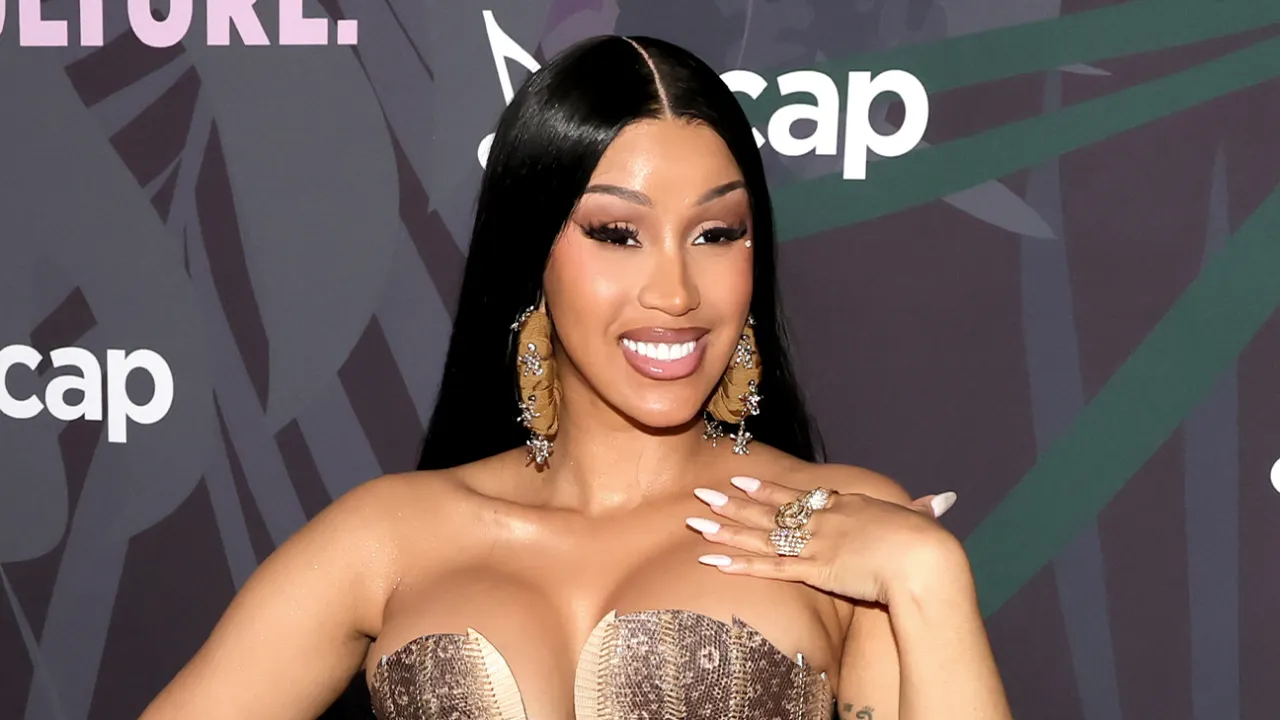 Cardi B. oğlunun fotoğrafını ilk kez paylaştı! Dikkat çeken “Stefon Diggs” ayrıntısı…