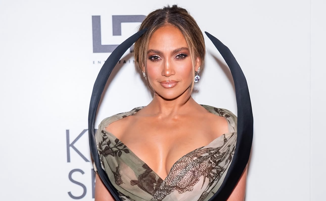 Jennifer Lopez, Photoshop’u fazla kaçırınca alay konusu oldu!